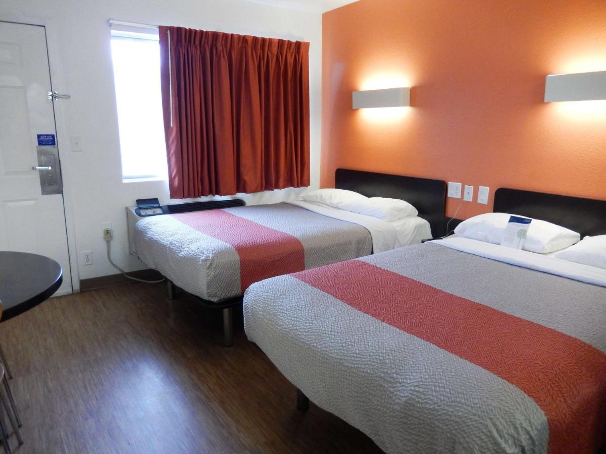 Motel 6-Clute, Tx Exterior photo